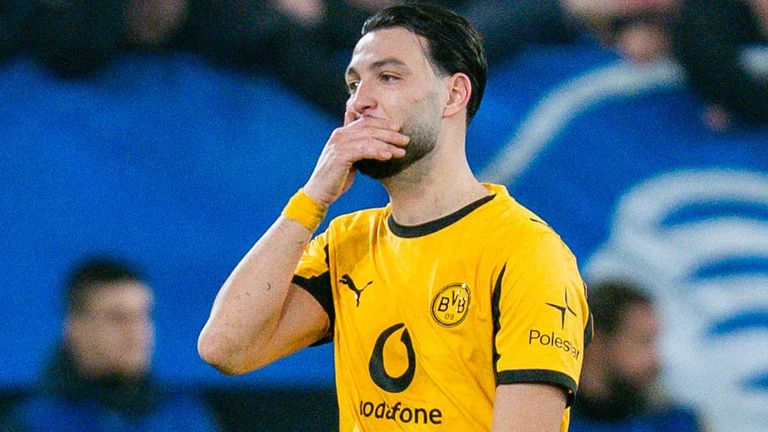 Ramy Bensebaini gab bei der 1:4-Niederlage des BVB in Bergamo eine unglückliche Figur ab.