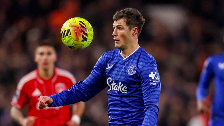 Einer von wenigen Einsätzen! Merlin Röhl kommt beim FC Everton noch nicht so richtig in Fahrt.