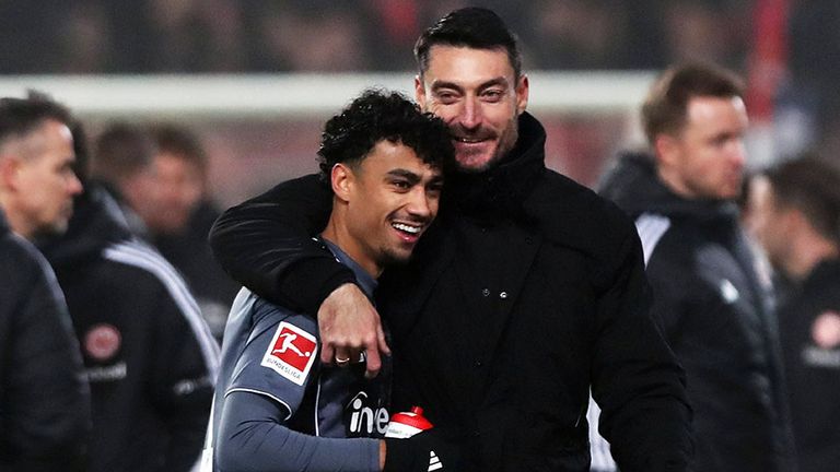 Frankfurts neuer Trainer Albert Riera (r.) herzt seinen Schützling Nathaniel Brown.