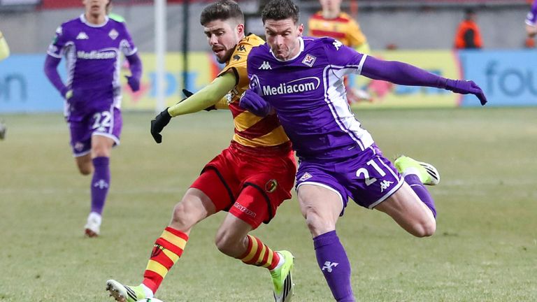 Robin Gosens (r.) und die AC Florenz zittern sich ins Achtelfinale der Conference League.