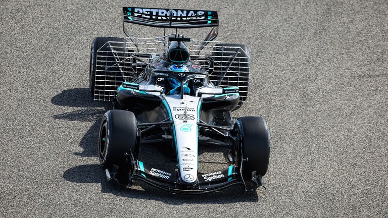 George Russell dreht fleißig Testrunden in Bahrain. Sein Mercedes-Bolide ist dabei mit Messinstrumenten ausgestattet.