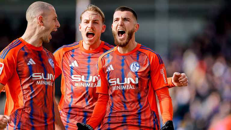 Tabellenführer Schalke bejubelt den Treffer von Hasan Kurucay (rechts). Am Samstagabend trifft Schalke auf Magdeburg. 