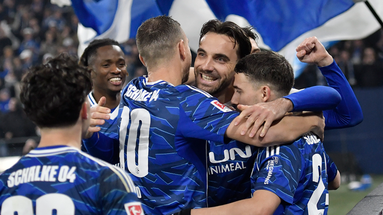 Schalke bejubelt den Treffer von Kenan Karaman (2. v. r.). Im Topspiel geht es für den Spitzenreiter am Samstag gegen Schlusslicht Fürth. 
