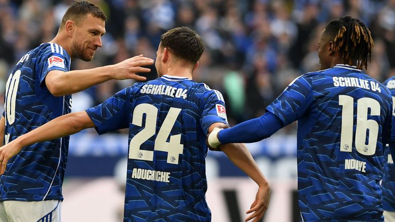 Zwei Treffer von Edin Dzeko (l) reichten Schalke gegen Dresden nicht zum Sieg. 