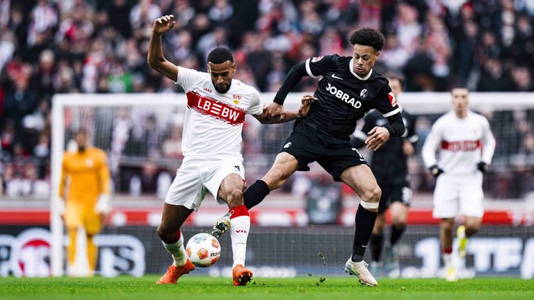 Freiburgs Derry Scherhant (r.) im Zweikampf mit Stuttgarts Josha Vagnoman.