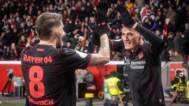 Patrik Schick feiert seinen Treffer gegen den FC St. Pauli mit Robert Andrich. 