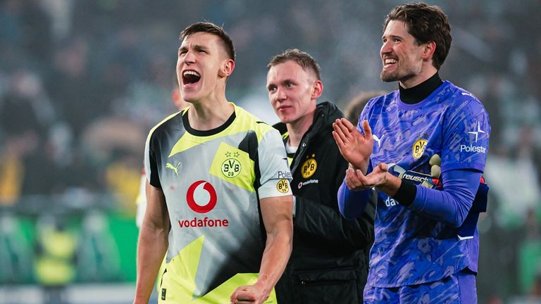 Nico Schlotterbeck (l.) spricht über die sportlichen Ambitionen des BVB.