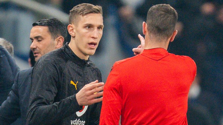 Nico Schlotterbeck sieht in Bergamo die Rote Karte. 