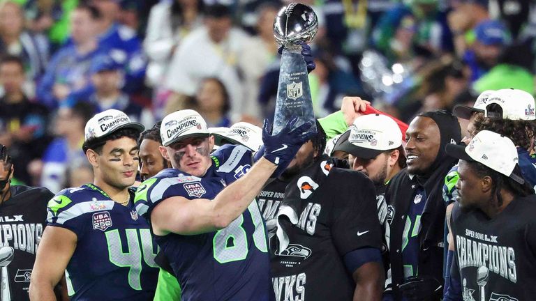 Eric Saubert zeigt stolz die Vince Lombardi Trophy.