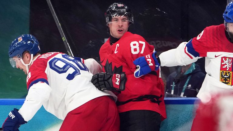 Sidney Crosby (Mi.) musste nach einem Check im Spiel gegen Tschechien verletzt raus.