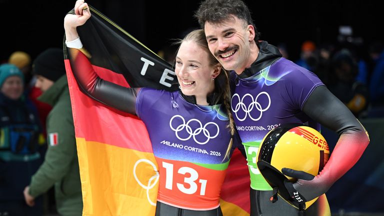 Die Skeletonis Susanne Kreher (l.) und Axel Jungk (r.) gewinnen im Mixed-Team-Wettbewerb die Silbermedaille. 