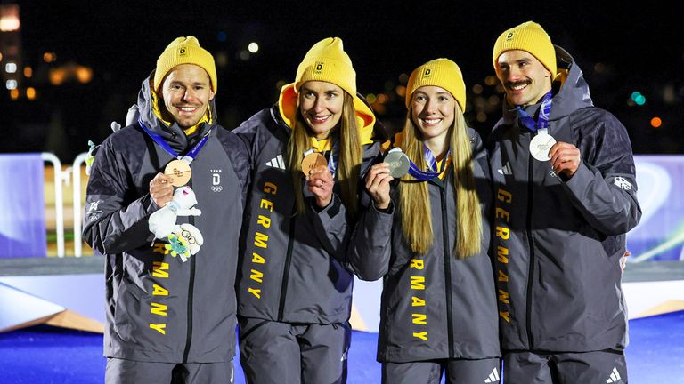 Die deutschen Skeletonis Christopher Grotheer, Jacqueline Pfeifer, Susanne Kreher und Axel Jungk (v.l.n.r.) gewinnen im Teamwettbewerb die 