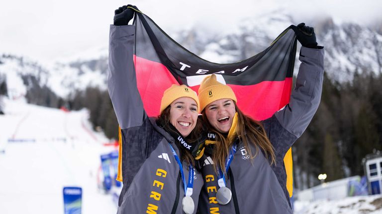 WEIDLE-WINKELMANN Kira (Deutschland), AICHER Emma (Deutschland) jubeln auf dem Podium bei der Siegerehrung über die Silber Medaille.