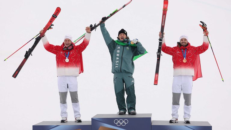 Lucas Pinheiro Braathen (Mitte) schreibt mit Riesenslalom-Gold olympische Geschichte für Brasilien.