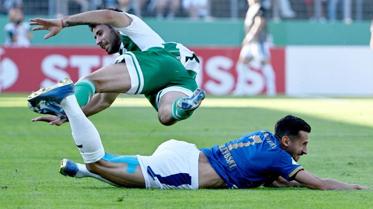 Steven Skrzybski (r.) von Holstein Kiel fällt aufgrund eines Muskelbündelrisses aus.