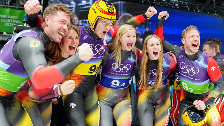 Tobias Wendl, Julia Taubitz, Max Langenhan, Dajana Eitberger, Magdalena Matschina & Tobias Arlt (l. nach r.) bejubeln Gold in der Staffel.