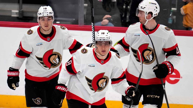 Tim Stützle (M.) bejubelt seinen Treffer gegen die Pittsburgh Penguins.