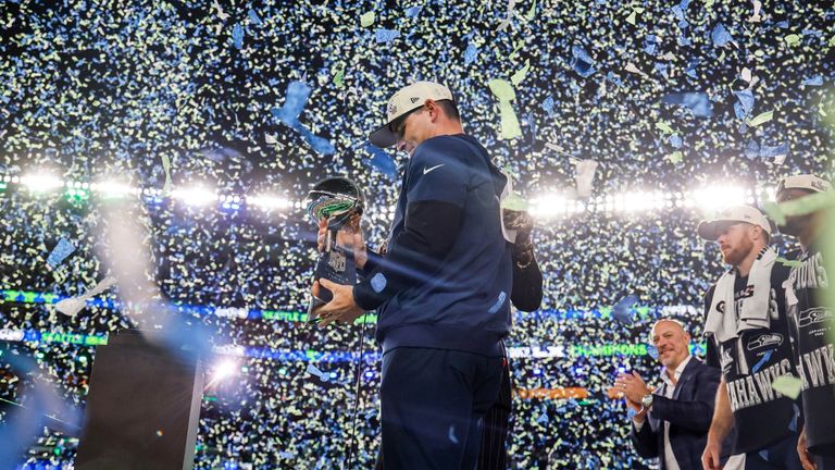 Der 60. Super Bowl Champion steht. Seattle Seahawk`s Headcoach Mike Macdonald (mitte) mit der Lombardi-Trophy.