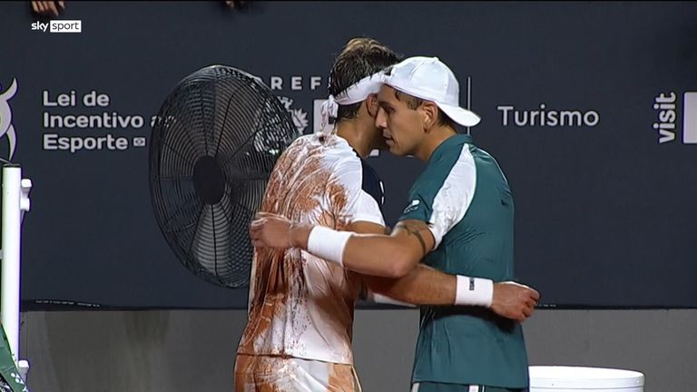 Tomas Martin Etcheverry besiegt Alejandro Tabilo nach hartem Kampf im Finale mit 3:6, 7:6, 6:4 und ist Champion von Rio.