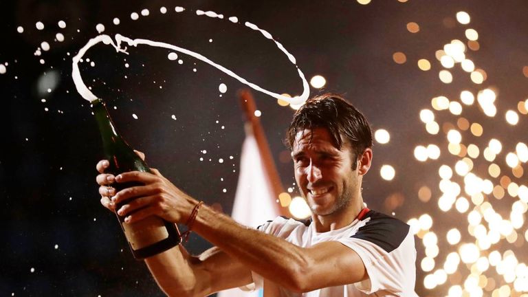 Tomas Etcheverry bejubelt seinen ersten ATP-Titel. 