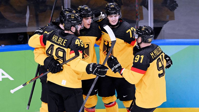 Jubel nach dem Tor von Frederik Tiffels (m.).