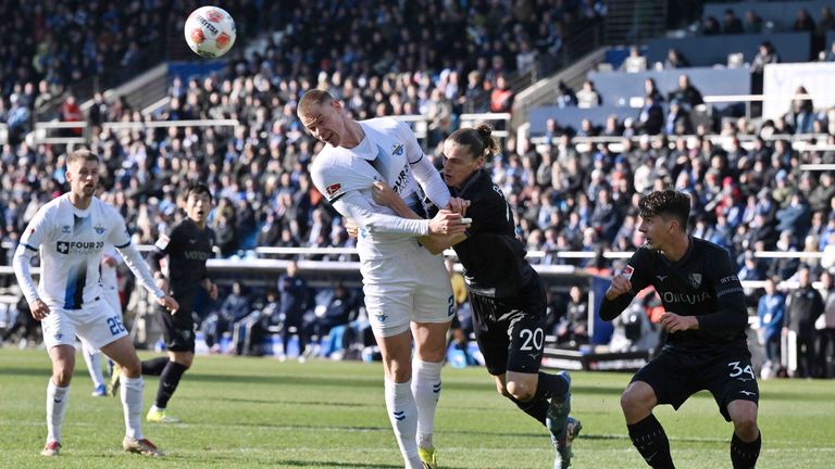 Paderborns Steffen Tigges (l.) im Luftduell mit Bochums Noah Loosli.