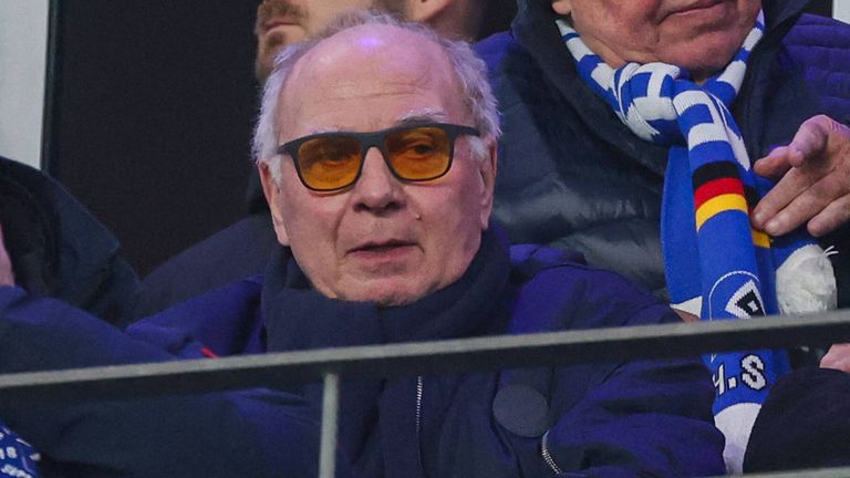 Uli Hoeneß kritisiert die Berater von Dayot Upamecano scharf.