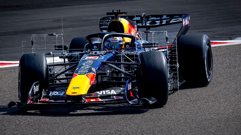 Max Verstappen führt am ersten Testtag in Bahrain nach zwei Stunden das Zeiten-Ranking an. 