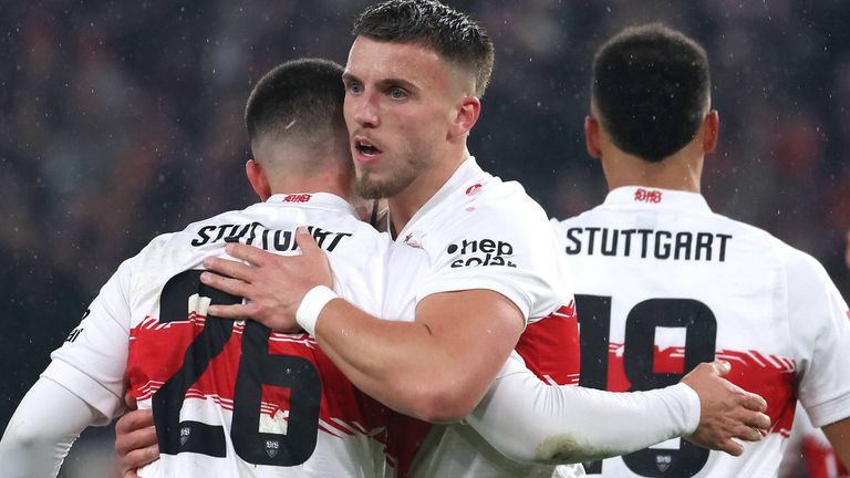 Stuttgarts Ermedin Demirovic (M.) bejubelt seinen Treffer gegen Köln. 