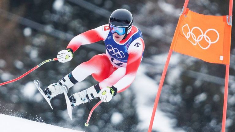 Der Schweizer Franjo von Allmen triumphiert im Olympia-Abfahrtsrennen. 