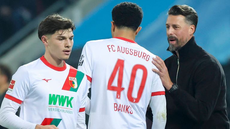 Sandro Wagner (r.) setzte schon früh auf Noahkai Banks (m.).