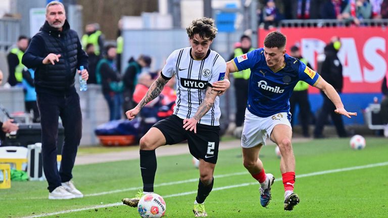 Tim Walter (r.) verwehrte mit Holstein Kiel dem SV Elversberg einen Sprung an die Tabellenspitze.