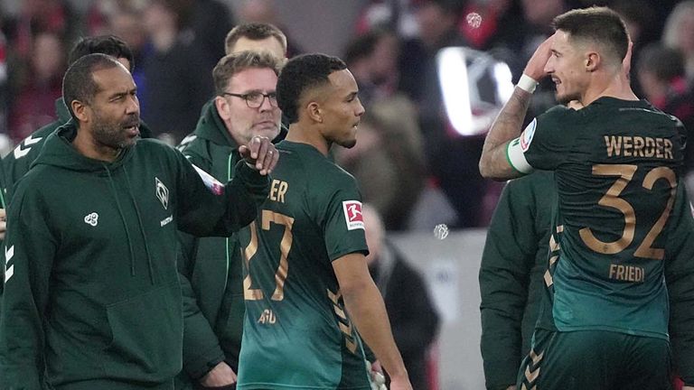 Werder Bremen verliert das Debüt von Trainer Daniel Thioune (l.). 