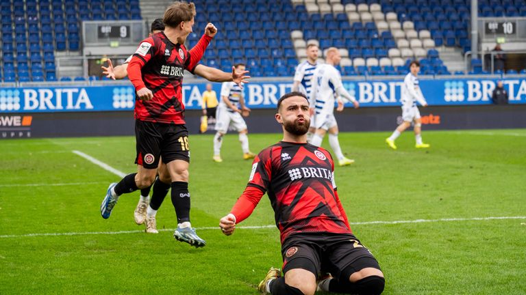 Fatih Kaya feiert seinen Treffer beim hohen Sieg gegen Duisburg.
