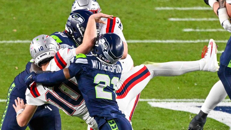 Devon Witherspoon sackt New England Patriots Quarterback Drake Maye.