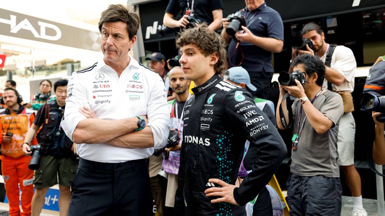 Toto Wolff (l.) und Kimi Antonelli müssen um die Legalität des 2026er Mercedes-Motors bangen.