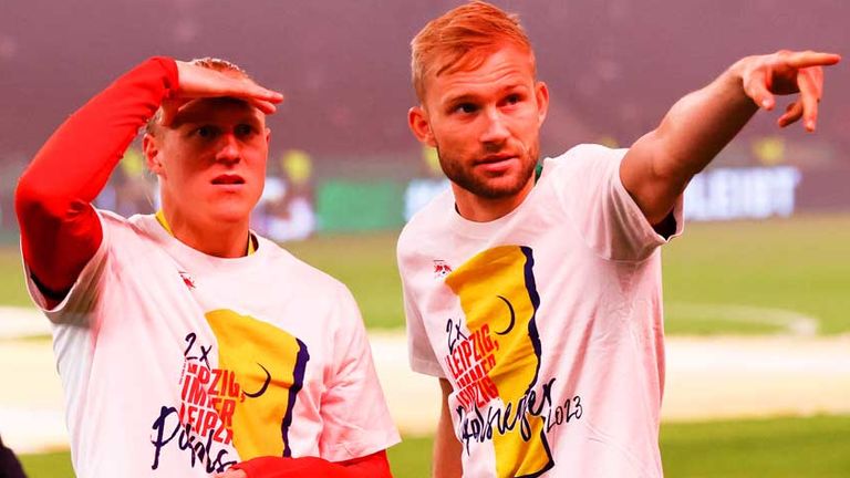 Xaver Schlager (l.) und Konrad Laimer gewannen 2023 mit RB Leipzig den DFB-Pokal.