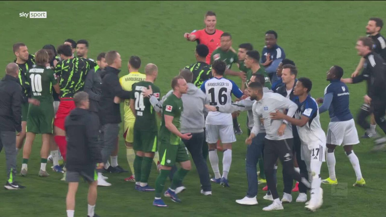 Wilde Szenen nach Abpfiff in Wolfsburg: Spieler gehen aufeinander los