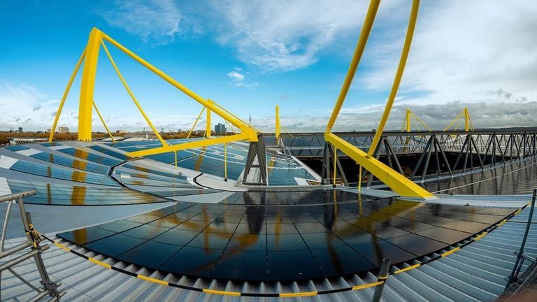 Grüner Strom für die "gelbe Wand": In Dortmund generiert jetzt die größte PV-Anlage der Welt auf einem Stadiondach Strom aus Sonnenenergie. Der Blick auf das Riesenprojekt.