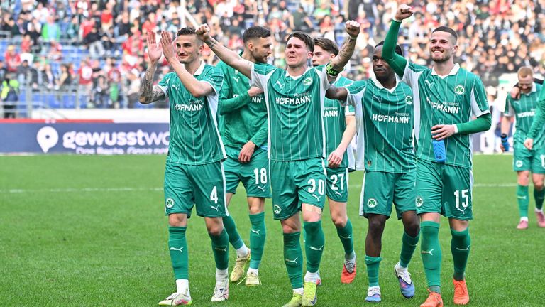 Jubelnde Fürther. Durch den Sieg gegen Hannover klettern die Kleeblätter auf den Relegationsplatz. Am Freitag geht es gegen Elversberg