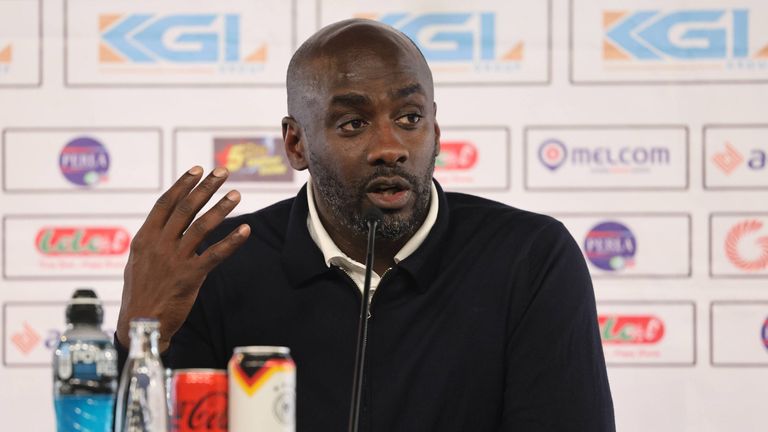 Otto Addo wurde nach dem Spiel gegen Deutschland als Ghana-Trainer entlassen, zuvor sorgte er auf der PK für einen kuriosen Moment. 