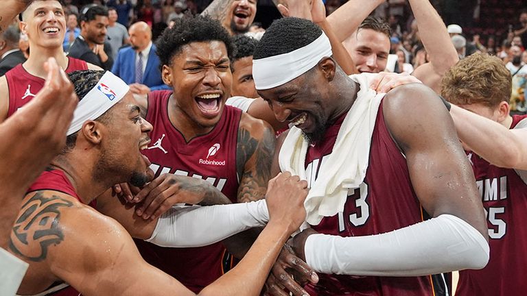Center Bam Adebayo (r.) wird von seinen Teamkollegen der Miami Heat gefeiert.
