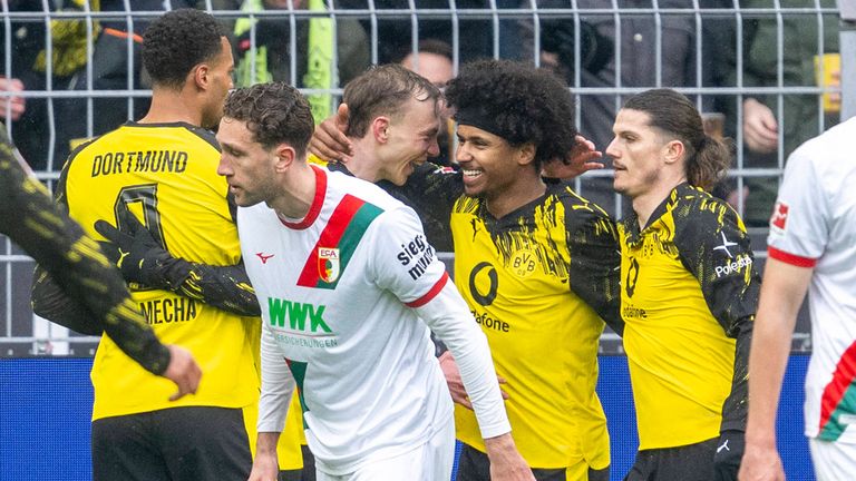 Karim Adeyemi bejubelt seinen Führungstreffer gegen Augsburg.