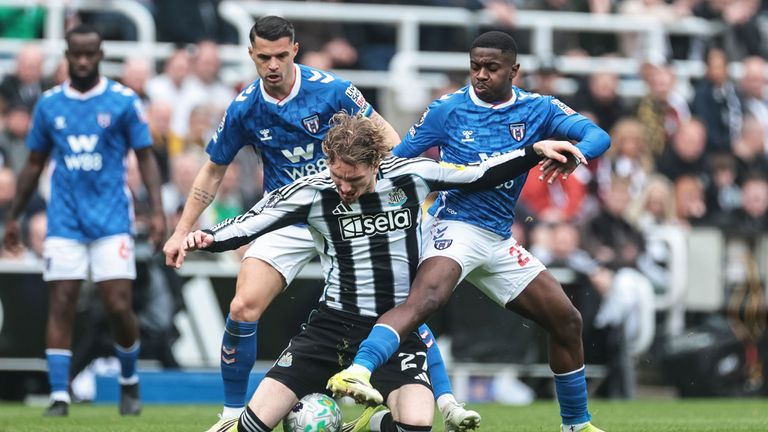 Nick Woltemade (M.) und Newcastle verlieren im Derby gegen Sunderland.