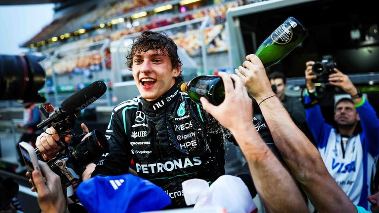 Kimi Antonelli kürt sich in China zum zweitjüngsten Sieger in der Geschichte der Formel 1.