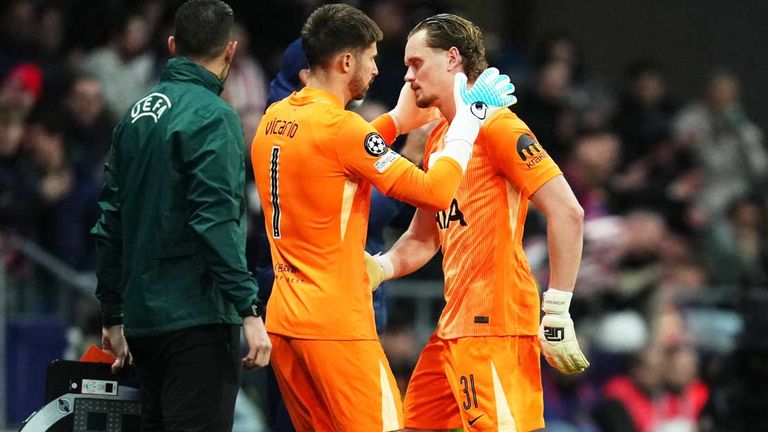 Tottenhams Torwart Antonin Kinsky (r.) wurde in Madrid nach nur 17 Spielminuten ausgewechselt und durch Guillermo Vicario ersetzt.