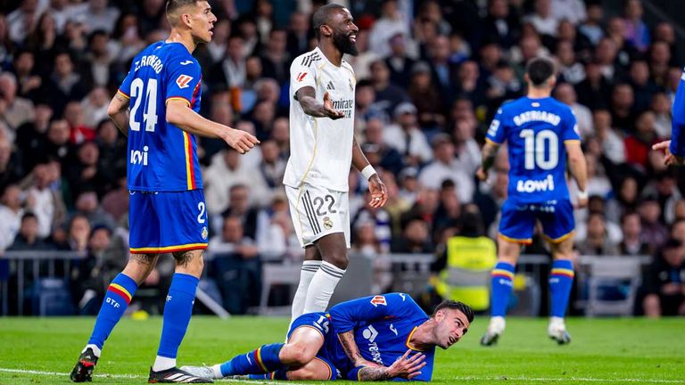 Antonio Rüdiger (M.) gestikuliert, Getafes Diego Rico liegt am Boden.