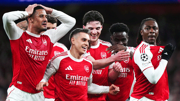 Eberechi Eze (rechts) bejubelt seinen Treffer im Champions League-Achtelfinale gegen Bayer 04 Leverkusen.