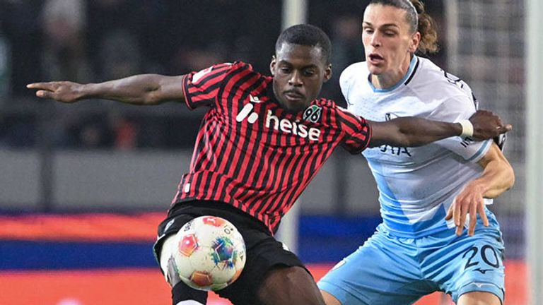 Noel Aseko (r.) hier für Hannover 96 im Zweikampf mit Bochum-Profi Noah Loosli.