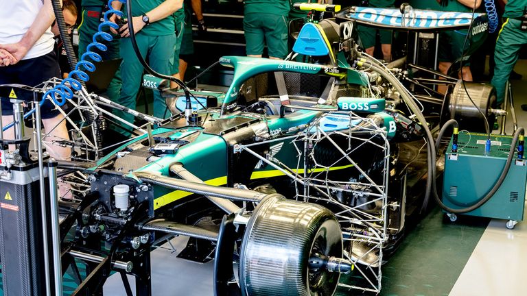 Häufiges Bild in der Vorsaison und auch in Melbourne: Aston Martin steht nur in der Garage.